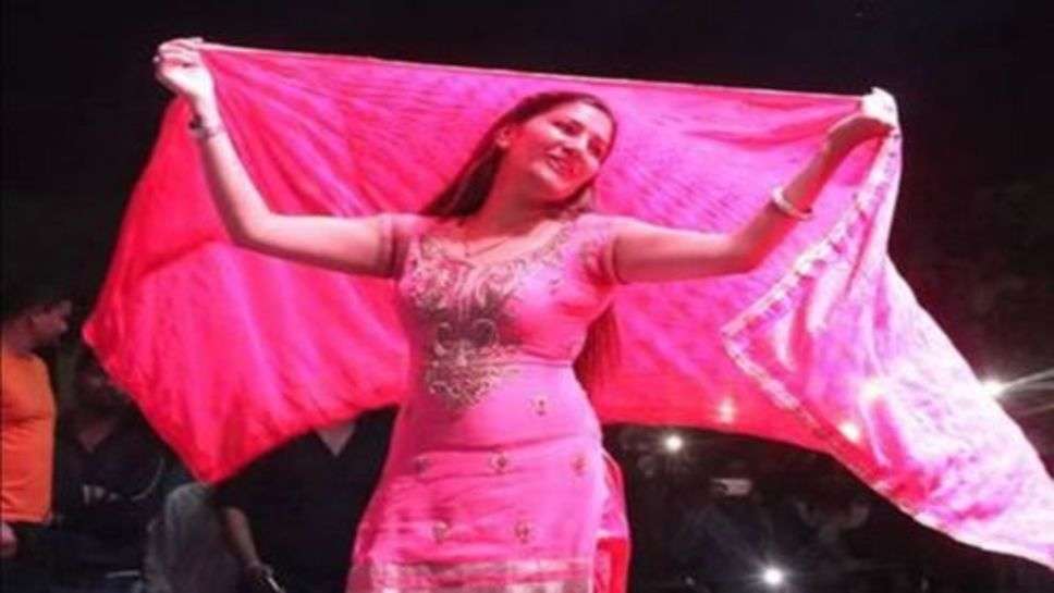 Sapna Chaudhary Viral Dance :सपना चौधरी की खूबसूरती को देखकर लोग हुए मदहोश, देखें वायरल डांस वीडियो