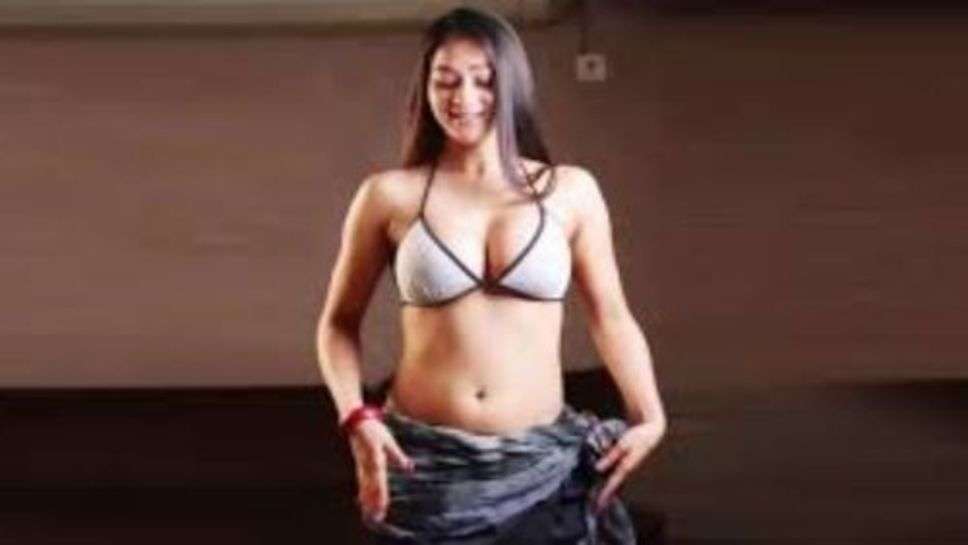 Namrata Malla New Dance : नम्रता मल्ला ने देशी लुक में किया गजब का डांस, देखने के दीवारो पर चढ़े लोग