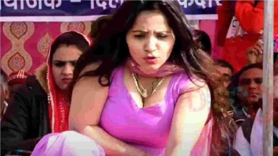 Rachna Tiwari Dance Video : रचना तिवारी ने टाइट सूट पहनकर लगाएं ऐसे ठुमके, नए साल पर माहौल हुआ गर्म