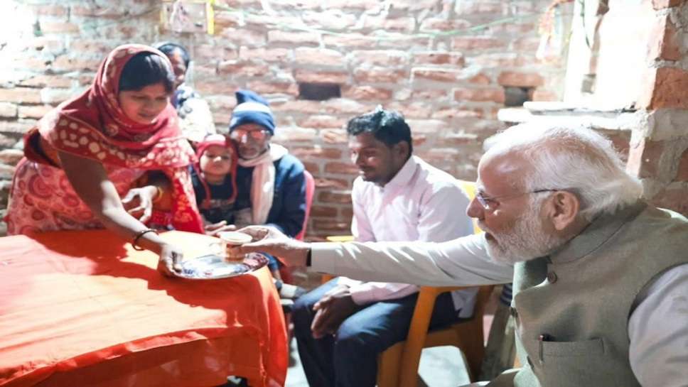 PM Modi : पीएम आवास लाभार्थी के घर पहुंचे पीएम मोदी, चाय पिते हुए बोले में भी चाय बनाता था, थोड़ी मिट्ठी बना दी