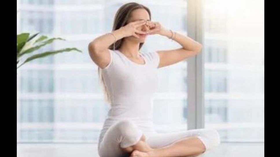 Yoga For Eyes : आपकी भी आंखों की रोशनी हो गई है कम तो शुरू करें से तीन योगासन