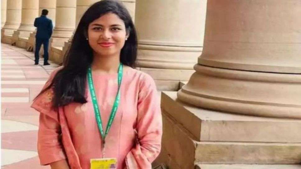 IAS Success Story : महज 6 घंटे की पढ़ाई कर IAS अफसर बनी अनन्या सिंह, जानें उनकी सफलता की कहानी