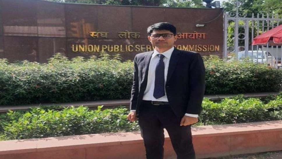 UPSC Success Story : सरकारी स्कूल के बच्चे ने बिना कोचिंग के पास किया यूपीएससी की परीक्षा