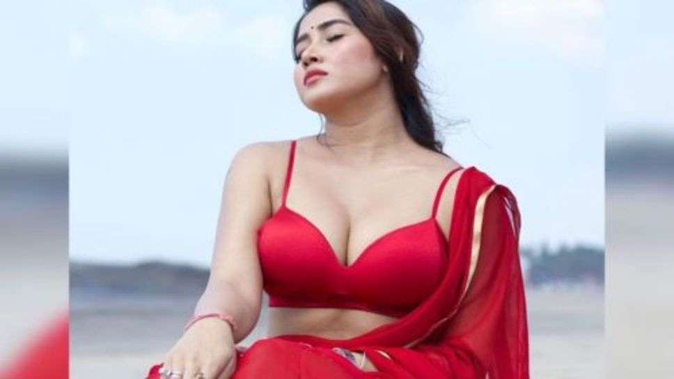 Sofia Ansar New Photo  :  सोफिया अंसरी ने रात के 2 बजे शेयर की ऐसी फोटो, लोगों की खुल गई नींद