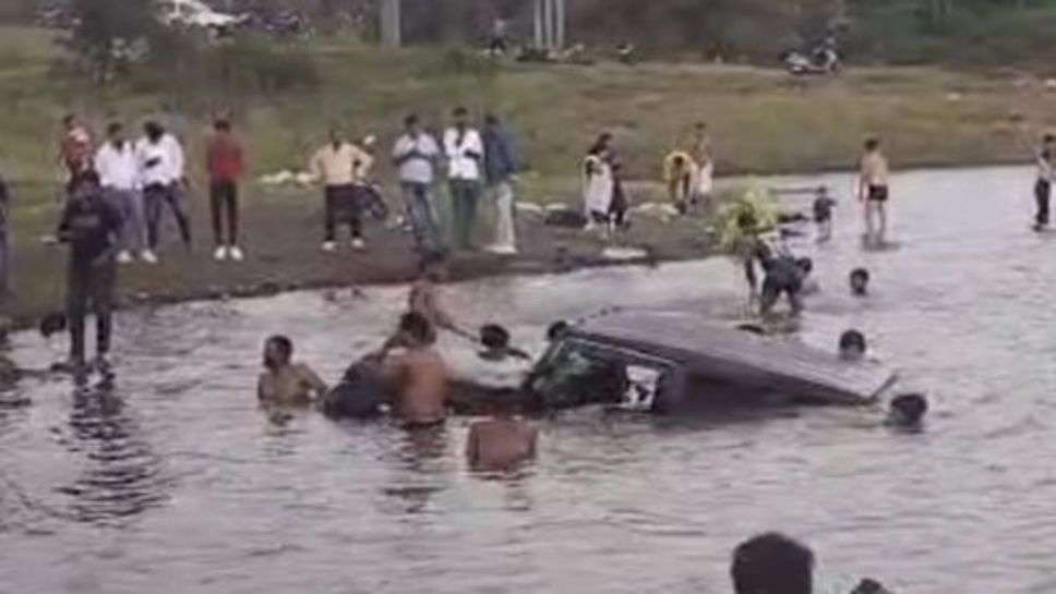 Indoor Flood: पूर्व मंत्री का बेटा कार समेत बहा नदी में बड़ी मुश्किल से बचाई जान