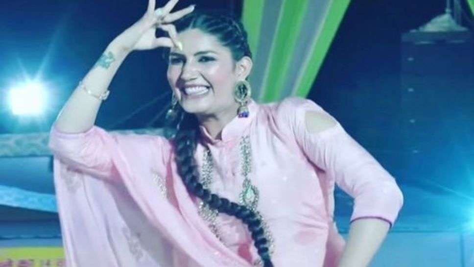 Sapna Choudhary Dance : सपना चौधरी के डांस को टकटकी लगाकर देख रहे फैंस