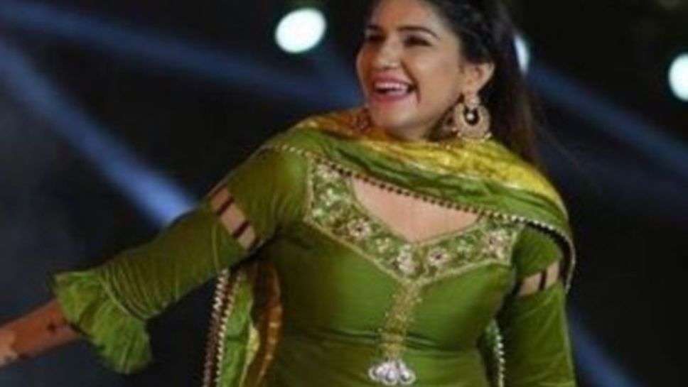 Sapna Chaudhary New Dance : सपना चौधरी के ठुमको को देख, लोग हुए घायल