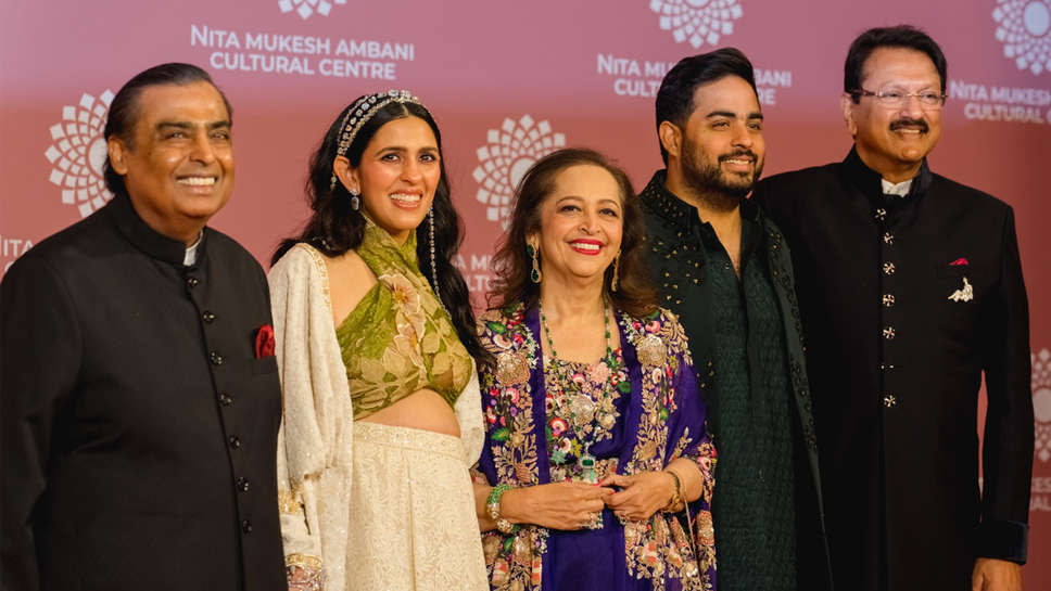 Nita Ambani Cultural Center : नीता अंबानी कल्चरल सेंटर का दूसरे दिन मेगा शो ‘इंडिया इन फैशन’ में दिखा शनेल, क्रिश्चियन डियोर जैसे अंतरराष्ट्रीय ब्रांड्स पर भारतीय फैशन का प्रभाव