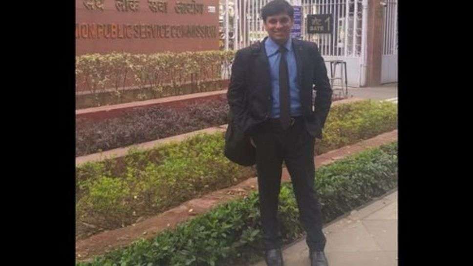 Success Story : 30 साल की उम्र में RBI की नौकरी छोड़ दूसरी बार में बने IAS