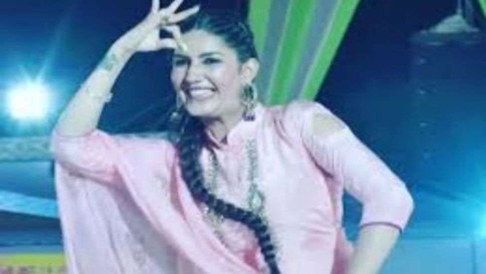 Sapna Chaudhary New Dance :सपना चौधरी के नागिन डांस को देख, लोग भी बनने लगे साप