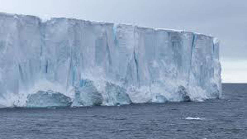 World Largest Iceberg Breaks : दुनिया का सबसे बड़ा बर्फ का पहाड़ टूटकर बढ़ रहा दक्षिण महासागर की तरफ! क्या हो सकता है खतरा