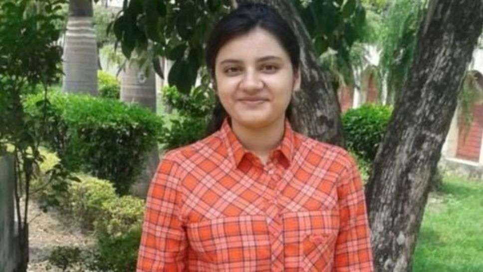 IAS Dikshita Joshi : बिना कोचिंग के फार्मासिस्ट की बेटी बनी , इन टिप्स को किया फोलो