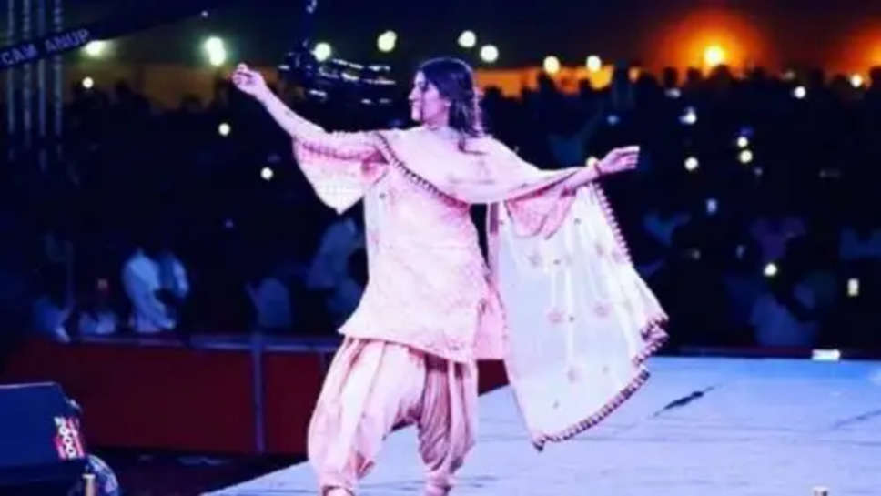 Sapna choudhary dance in Hindi: बारिश की बूदों में सपना चौधरी ने दिखाया कातिलाना डांस, देखे वीडियों