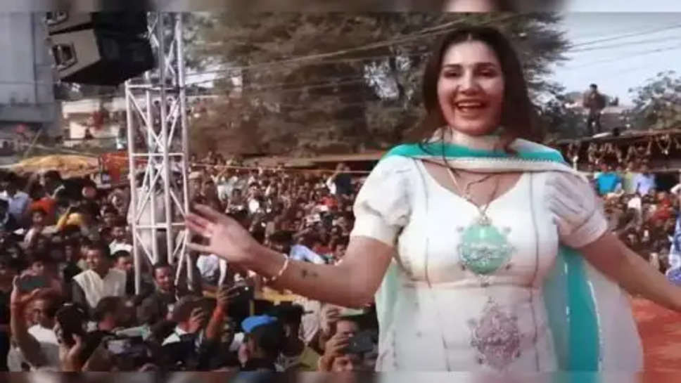 Sapna Chaudhary Dance Video : कड़ाके की ठंड में सपना चौधरी ने खुले आसमान के नीचे मटकाई ऐसी कमर,देखकर उतर गई पूरे गांव की सर्दी