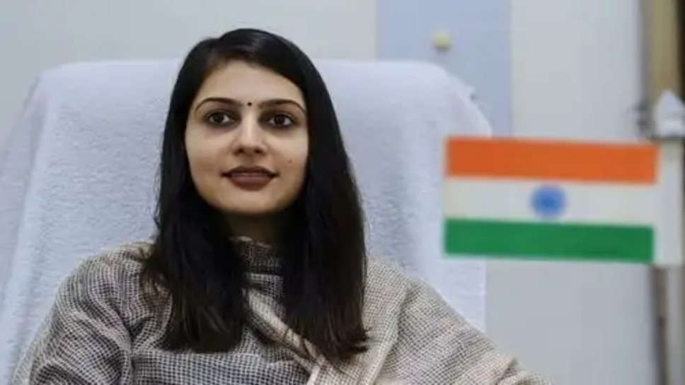 IAS Success Story: माता के देहांत के बाद खुद को संभालते हुए यूपीएससी की तैयारी कर युवा बनी आईएएस अफसर